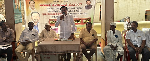  ಹುನಗುಂದ ತಾಲೂಕಿನ ಬೆಳಗಲ್ಲ ಗ್ರಾಮದಲ್ಲಿ ಆಯೋಜಿಸಿದ್ದ ಕುಂದುಕೊರತೆ ಸಭೆಯಲ್ಲಿ ಪಂಚ ಗ್ಯಾರಂಟಿ ಯೋಜನೆಗಳ ಅನುಷ್ಠಾನ ಪ್ರಾಧಿಕಾರ ಸಮಿತಿ ಅಧ್ಯಕ್ಷ ಮುತ್ತಣ ಕಲಗೋಡಿ ಮಾತನಾಡಿದರು. ಸದಸ್ಯರಾದ ಸುರೇಶ ಹಳಪೇಟಿ, ನರೇಗಾ ಸಹಾಯಕ ನಿರ್ದೇಶಕ ಮಹಾಂತೇಶ ಚಲವಾದಿ, ಪಿಡಿಒ ಶಿವಲಿಂಗಪ್ಪ ಅಡಲಟ್ಟಿ ಇದ್ದರು.