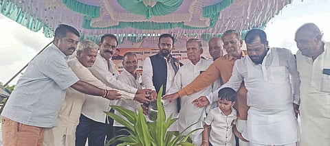  ಹುನಗುಂದ ಪಟ್ಟಣದ ಟಿಸಿಎಚ್ ಕಾಲೇಜು ಆವರಣದಲ್ಲಿ ಈಜು ಕೊಳದ ಕಾಮಗಾರಿ ಭೂಮಿ ಪೂಜೆಯನ್ನು ಸಣ್ಣ ಕೈಗಾರಿಕೆ ಸಾರ್ವಜನಿಕ ಉದ್ಯಮೆಗಳ ಸಚಿವ ವಿಜಯಾನಂದ ಕಾಶಪ್ಪನವರ ನೆರವೇರಿಸಿದರು. ತಾಪಂ ಮಾಜಿ ಅಧ್ಯಕ್ಷ ಅಮೀನಪ್ಪ ಸಂದಿಗವಾಡ,  ಎ.ಕೆ.ಉಪನಾಳ, ಶಿವಾನಂದ ಕಂಠಿ, ಸಂಗಣ್ಣ ಗಂಜೀಹಾಳ ಇದ್ದರು.