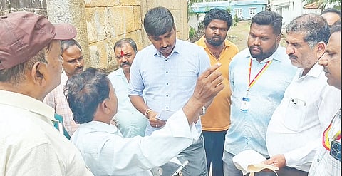 ಪಿರಿಯಾಪಟ್ಟಣದ ಚನ್ನಕೇಶವ ದೇವಾಲಯದ ಬಳಿ ಪುರಾತತ್ವ ಇಲಾಖೆ ಮತ್ತು ಸರ್ವೇ ಇಲಾಖೆ ಅಧಿಕಾರಿಗಳು ಇತ್ತೀಚೆಗೆ ಪರಿಶೀಲನೆಗೆ ಭೇಟಿ ನೀಡಿದ ಸಂದರ್ಭದಲ್ಲಿ ಸಾರ್ವಜನಿಕರು ದೂರು ನೀಡಿದರು. ತಹಸೀಲ್ದಾರ್ ನಿಸರ್ಗಪ್ರಿಯ, ಎಡಿಎಲ್‌ಆರ್ ಮುನಿಯಪ್ಪ ಮತ್ತಿತರರಿದ್ದರು.