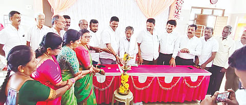 ಪಿರಿಯಾಪಟ್ಟಣದ ಶ್ರೀ ಮಂಜುನಾಥ ಸಮುದಾಯ ಭವನದಲ್ಲಿ ಹಮ್ಮಿಕೊಂಡಿದ್ದ ಜೆಡಿಎಸ್ ಕಾರ್ಯಕರ್ತರ ಬೂತ್ ಕಮಿಟಿ ಸಭೆಯನ್ನು ಮಾಜಿ ಶಾಸಕ ಕೆ.ಮಹದೇವ್ ಉದ್ಘಾಟಿಸಿದರು. ಪಿ.ಎಂ.ಪ್ರಸನ್ನ, ಅಣ್ಣಯ್ಯ ಶೆಟ್ಟಿ, ದಾಕ್ಷಾಯಿಣಿ ಇತರರು ಇದ್ದಾರೆ.