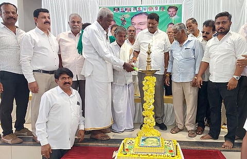 ಮಾಜಿ ಮುಖ್ಯಮಂತ್ರಿ ಎಚ್.ಡಿ.ಕುಮಾರಸ್ವಾಮಿ ಅವರ 66ನೇ ಹುಟ್ಟುಹಬ್ಬದ ಅಂಗವಾಗಿ ಪಿರಿಯಾಪಟ್ಟಣ ಶ್ರೀ ಮಂಜುನಾಥ ಸಮುದಾಯ ಭವನದಲ್ಲಿ ಆಯೋಜಿಸಿದ್ದ ಕಾರ್ಯಕ್ರಮವನ್ನು ಮಾಜಿ ಶಾಸಕ ಕೆ.ಮಹದೇವ್ ಉದ್ಘಾಟಿಸಿದರು. ಅಣ್ಣಯ್ಯ ಶೆಟ್ಟಿ, ಜೆ.ಎಸ್.ನಾಗರಾಜ್,ಮಾಕೋಡು ಜವರಪ್ಪ,ಕಗ್ಗುಂಡಿ ಹರೀಶ್, ಅಣ್ಣೇಗೌಡ, ಲೊಕೇಶ್ ರಾಜೇ ಅರಸ್ ಇತರರು ಇದ್ದರು.