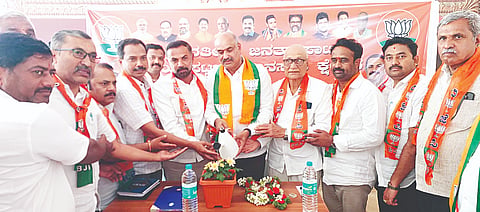 ಪಿರಿಯಾಪಟ್ಟಣದ ಬಿಜೆಪಿ ಕಚೇರಿಯಲ್ಲಿ ಏರ್ಪಡಿಸಿದ್ದ ಬಿಎಲ್‌ಎ 2 ಕಾರ್ಯಾಗಾರದ ಪೂರ್ವಭಾವಿ ಸಭೆಯನ್ನು ಬಿಜೆಪಿ ಜಿಲ್ಲಾ ಗ್ರಾಮಾಂತರ ಘಟಕದ ಅಧ್ಯಕ್ಷ ಕುಂಬ್ರಳ್ಳಿ ಸುಬ್ಬಣ್ಣ ಉದ್ಘಾಟಿಸಿದರು. ವಿ.ರಾಜೇಂದ್ರ, ಎಚ್.ಸಿ.ಬಸವರಾಜ್, ರಾಮಚಂದ್ರಗೌಡ, ಪರೀಕ್ಷಿತ್ ರಾಜ್, ವಿನಯ್ ಕುಮಾರ್, ಕೆ.ಎನ್.ಸೋಮಶೇಖರ್ ಇತರರು ಇದ್ದಾರೆ.