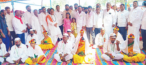 ತುಪ್ಪದೂರು ಚನ್ನಬಸವೇಶ್ವರ ಜಾತ್ರೆ ನಿಮಿತ್ತ ಏರ್ಪಡಿಸಿದ್ದ  ಸಾಮೂಹಿಕ ವಿವಾಹದಲ್ಲಿ ನವಜೋಡಿಗಳಿಗೆ ಶಾಸಕ ಆರ್.ಬಸನಗೌಡ ತುರ್ವಿಹಾಳ ಶುಭ ಕೋರಿದರು. 