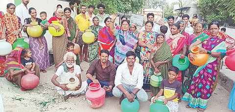 ಮಲ್ಲದಗುಡ್ಡದ ಒಂದನೇ ವಾರ್ಡಿನ ನಿವಾಸಿಗಳು ಕುಡಿಯುವ ನೀರು ಪೂರೈಕೆಗೆ ಆಗ್ರಹಿಸಿ ಪ್ರತಿಭಟನೆ ನಡೆಸಿದರು. 