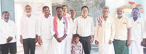 ಎಂ.ರಾಮಲದಿನ್ನಿ ಸರ್ಕಾರಿ ಶಾಲೆಗೆ ಮಾನ್ವಿ ಬಿಇಒ ಚಂದ್ರಶೇಖರ ದೊಡ್ಡಮನಿ ಮಂಗಳವಾರ ಭೇಟಿ ನೀಡಿದ ವೇಳೆ ಮಸ್ಕಿ ತಾಲೂಕು ಶಿಕ್ಷಕರ ಸಂಘದ ಅಧ್ಯಕ್ಷ ಮಂಜುನಾಥ ಕವಿ,  ಪ್ರಮುಖರಾದ ಸಣ್ಣ ಯಂಕಪ್ಪ, ಅಯ್ಯಪ್ಪ, ಅಂಬಣ್ಣ, ಸಿದ್ದಪ್ಪ ಇತರರಿದ್ದರು.