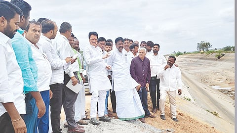ಗುಗೆಬಾಳ ಹತ್ತಿರ ತುಂಗಭದ್ರಾ ಎಡದಂಡೆ ಮುಖ್ಯನಾಲೆ ಬೊಂಗಾ ಕಾಮಗಾರಿಯನ್ನು ಮಾಜಿ ಶಾಸಕ ರಾಜಾ ವೆಂಕಟಪ್ಪನಾಯಕ ವೀಕ್ಷಿಸಿದರು.