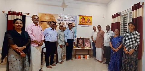 ನಗರದ ವಿದ್ಯಾನಗರದಲ್ಲಿರುವ ಶಂಕರ ಸದನದಲ್ಲಿ  ಬುಧವಾರ ಡಿ.ವಿ.ಜಿ ಯವರ ಜನ್ಮದಿನವನ್ನು ಆಚರಿಸಲಾಯಿತುತಗಡೂರು ಗೋಪಿನಾಥ್,  ಶ್ರೀನಿವಾಸ ರಾವ್ ,  ಬಾಲಸುಬ್ರಹ್ಮಣ್ಯ,   ರಮೇಶ್, ಲಕ್ಷ್ಮೀಶ್,   ಭಕ್ತವತ್ಸಲ,   ಸುಮಾ ವಿ ಎನ್, ಮತ್ತಿತರರನ್ನು ಕಾಣಬಹುದು.