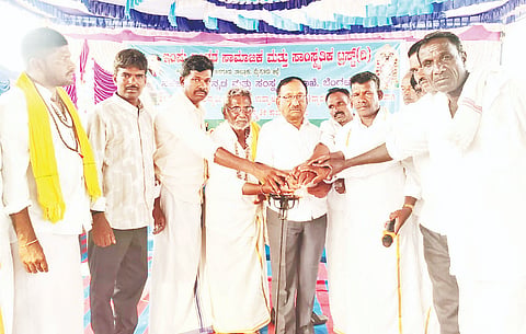 ನಂಜನಗೂಡು ತಾಲೂಕಿನ ಕಿರುಗುಂದ ಗ್ರಾಮದಲ್ಲಿ ಶ್ರೀ ಬಿಳಿಗಿರಿ ರಂಗನಾಥಸ್ವಾಮಿಯ ದೇವಸ್ಥಾನದ ಉದ್ಘಾಟನಾ ಕಾರ್ಯಕ್ರಮದ ಅಂಗವಾಗಿ ಆಯೋಜಿಸಿದ್ದ ಜನಪದ ಕಲಾ ಉತ್ಸವವನ್ನು ಹಾಡ್ಯ ರಂಗಸ್ವಾಮಿ ಉದ್ಘಾಟಿಸಿದರು. ಆನಂದಕುಮಾರ್, ಶಿವಮಲ್ಲಯ್ಯ, ಕೆ.ಆರ್ ವೆಂಕಟೇಶ್, ಶಿವನಾಗ, ನಾಗರಾಜು, ರಂಗಸ್ವಾಮಿ ಇತರರಿದ್ದರು.