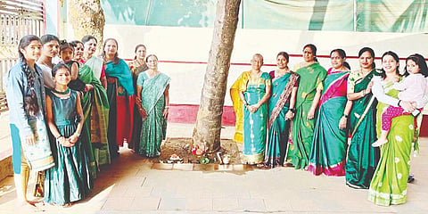 ಮೂರ್ನಾಡು ಗೌಡ ಸಮಾಜದ ಆವರಣದಲ್ಲಿ ಆಯೋಜಿಸಿದ ಕೆಡ್ಡಸ ಹಬ್ಬ ಕಾರ್ಯಕ್ರಮದಲ್ಲಿ ಮಹಿಳಾ ಒಕ್ಕೂಟದ ಮಹಿಳೆಯರು ಭೂಮಿ ತಾಯಿಗೆ ಪೂಜೆ ಸಲ್ಲಿಸಿದರು.