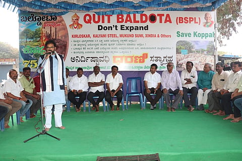 ಬಿಎಸ್​ಪಿಎಲ್​ ಸೇರಿ ಇತರ ಕಾರ್ಖಾನೆಗಳ ವಿಸ್ತರಣೆ ಖಂಡಿಸಿ ಕೊಪ್ಪಳದಲ್ಲಿ ಹಮ್ಮಿಕೊಂಡಿರುವ ಹೋರಾಟದಲ್ಲಿ ಶುಕ್ರವಾರ ವಿಪ ವಿಪಕ್ಷ ನಾಯಕ ಛಲವಾದಿ ನಾರಾಯಣಸ್ವಾಮಿ ಮಾತನಾಡಿದರು. ಹೋರಾಟಗಾರರಾದ ಅಲ್ಲಮಪ್ರಭು ಬೆಟ್ಟದೂರು, ಬಿ.ಜಿ.ಕರಿಗಾರ, ಮಲ್ಲಿಕಾರ್ಜುನ ಬಿ. ಗೋನಾಳ, ಎಸ್​.ಬಿ. ರಾಜೂರು, ಶಂಭುಲಿಂಗಪ್ಪ ಹರಗೇರಿ ಇದ್ದರು. 