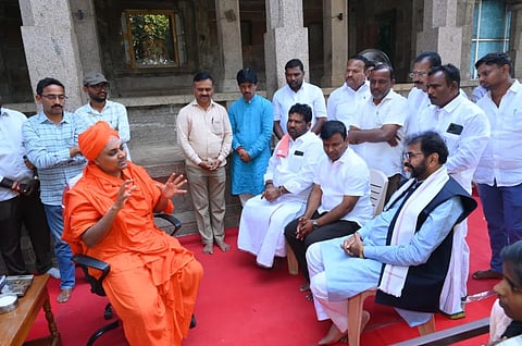 ಕೊಪ್ಪಳದ ಗವಿಮಠಕ್ಕೆ ಶುಕ್ರವಾರ ಭೇಟಿ ನೀಡಿದ ವಿಧಾನ ಪರಿಷತ್​ ಪ್ರತಿಪಕ್ಷ ನಾಯಕ ಛಲವಾದಿ ನಾರಾಯಣಸ್ವಾಮಿ ಭೇಟಿ ನೀಡಿ ಗವಿಶ್ರೀಗಳೊಂದಿಗೆ ಮಾತುಕತೆ ನಡೆಸಿದರು.  ಬಿಜೆಪಿ ಜಿಲ್ಲಾಧ್ಯಕ್ಷ ಬಸವರಾಜ  ದಢೆಸುಗೂರು, ರಾಜ್ಯ ಕಾರ್ಯಕಾರಣಿ ಸದಸ್ಯ ಡಾ.ಬಸವರಾಜ ಕ್ಯಾವಟರ್​ ಇದ್ದರು. 