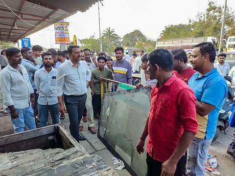 ಕೊಪ್ಪಳದಲ್ಲಿ ಶುಕ್ರವಾರ ಫುಟ್​ಪಾತ್​ ಅತಿಕ್ರಮಿತ ಕಟ್ಟಡಗಳನ್ನು ತೆರವು ಮಾಡುವಾಗ ವ್ಯಾಪಾರಿಗಳು ಪೌರಾಯುಕ್ತ ವೆಂಕಟೇಶ ನಾಗನೂರು ಅವರೊಂದಿಗೆ ವಾಗ್ವಾದ ನಡೆಸಿದರು. 