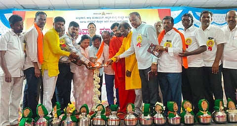 ಕೊಪ್ಪಳದ ಸಾಹಿತ್ಯ ಭವನದಲ್ಲಿ ಸೋಮವಾರ ಆಯೋಜಿಸಿದ ಮಡಿವಾಳ ಮಾಚಿದೇವ ಜಯಂತಿಯನ್ನು ಚಿತ್ರದುರ್ಗ ಮಠದ ಶ್ರೀ ಜಗದ್ಗುರು ಡಾ. ಬಸವ ಮಾಚಿದೇವ ಸ್ವಾಮಿಗಳು ಉದ್ಘಾಟಿಸಿದರು. ಜೀವನ ಕೌಶಲ್ಯ ತರಬೇತುದಾರ ಜೆ.ಸಿ. ರಾಜಶೇಖರ ಬಳ್ಳಾರಿ, ರಾಜ್ಯಾಧ್ಯಕ್ಷ ಎಂ.ಕೆ. ಹನುಮಂತ, ಉಪಾಧ್ಯಕ್ಷ ಪಕ್ಕೀರಪ್ಪ ಮಡಿವಾಳರ, ಕನ್ನಡ ಮತ್ತು ಸಂಸತಿ ಇಲಾಖೆ ಹಾಯಕ ನಿರ್ದೇಶಕ ಕರ್ಣಕುಮಾರ ಇತರರಿದ್ದರು.