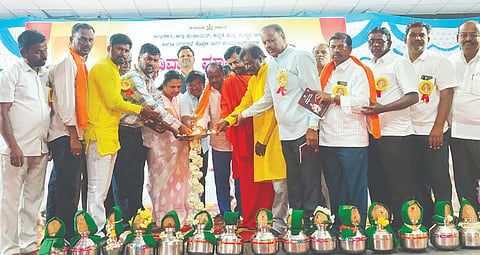ಕೊಪ್ಪಳದ ಸಾಹಿತ್ಯ ಭವನದಲ್ಲಿ ಸೋಮವಾರ ಆಯೋಜಿಸಿದ್ದ ಮಡಿವಾಳ ವಾಚಿದೇವ ಜಯಂತಿ ಕಾರ್ಯಕ್ರಮವನ್ನು ಚಿತ್ರದುರ್ಗ ಮಠದ ಶ್ರೀ ಬಸವ ವಾಚಿದೇವ ಸ್ವಾಮೀಜಿ ಉದ್ಘಾಟಿಸಿದರು. ಜೀವನ ಕೌಶಲ ತರಬೇತುದಾರ ಜೆ.ಸಿ. ರಾಜಶೇಖರ ಬಳ್ಳಾರಿ, ರಾಜ್ಯಾಧ್ಯಕ್ಷ ಎಂ.ಕೆ. ಹನುಮಂತ, ಉಪಾಧ್ಯಕ್ಷ ಪಕ್ಕೀರಪ್ಪ ಮಡಿವಾಳರ, ಕನ್ನಡ ಮತ್ತು ಸಂಸ್ಕೃತಿ ಇಲಾಖೆ ಹಾಯಕ ನಿರ್ದೇಶಕ ಕರ್ಣಕುವಾರ ಇತರರಿದ್ದರು.