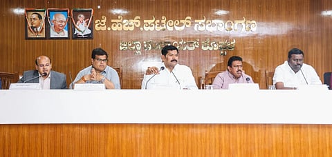 ಕೊಪ್ಪಳದಲ್ಲಿ ಸೋಮವಾರ ಉಸ್ತುವಾರಿ ಸಚಿವ ಶಿವರಾಜ ತಂಗಡಗಿ ಅಧ್ಯಕ್ಷತೆಯಲ್ಲಿ ಜಿಪಂ ತೆಮಾಸಿಕ ಕೆಡಿಪಿ ಸಭೆ ನಡೆಯಿತು. ಶಾಸಕ ರಾದ ದೊಡ್ಡನಗೌಡ, ರಾವೇಂದ್ರ ಹಿಟ್ನಾಳ, ಜಿಲ್ಲಾ ಉಸ್ತುವಾರಿ ಕಾರ್ಯದರ್ಶಿ ಕೆ.ಪಿ.ಮೋಹನ್​ರಾಜ್​, ಡಿಸಿ.ಡಾ.ಸುರೇಶ ಬಿ.ಇಟ್ನಾಳ ಇದ್ದರು. 