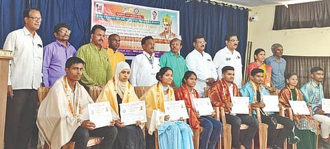 ಚಿಂಚೋಳಿಯಲ್ಲಿ ಹಮ್ಮಿಕೊಂಡಿದ್ದ ಸಮಾರಂಭದಲ್ಲಿ ವಿವಿಧ ಸ್ಪರ್ಧೆಗಳಲ್ಲಿ ಸಾಧನೆಗೈದ ವಿದ್ಯಾರ್ಥಿಗಳನ್ನು ಸತ್ಕರಿಸಲಾಯಿತು. ಪ್ರೊ.ಶಿವರಾಜ ಪಾಟೀಲ್​, ಮಲ್ಲಿಕಾರ್ಜುನ ಪಾಲಾಮೂರ, ಬಸವರಾಜ ಐನೊಳ್ಳಿ, ಡಾ.ಗವಿಸಿದ್ದಪ್ಪ ಪಾಟೀಲ್​, ಕಾಶಿನಾಥ ಹುಣಜೆ, ನಾಗೇಂದ್ರ ಶೀಲವಂತ ಇತರರಿದ್ದರು.