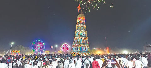  ಕಾಳಗಿ ಶ್ರೀ ನೀಲಕಂಠ ಕಾಳೇಶ್ವರ ಜಾತ್ರೋತ್ಸವ ನಿಮಿತ್ತ ಬುಧವಾರ ರಾತ್ರಿ ಅಪಾರ ಭಕ್ತರ ಜೈೂಷಗಳ ಮಧ್ಯೆ ಸಂಭ್ರಮದಿಂದ ಮಹಾರಥೋತ್ಸವ ನಡೆಯಿತು. ಬೆಳಗ್ಗೆ ಶ್ರೀ ನೀಲಕಂಠ ಕಾಳೇಶ್ವರ ದೇವರಿಗೆ ವಿಶೇಷ ಪೂಜೆ, ಅಭಿಷೇಕ, ಅಲಂಕಾರ, ಮಹಾಮಂಗಳಾರತಿ ಸೇರಿ ವಿವಿಧ ಧಾರ್ಮಿಕ ಕಾರ್ಯಕ್ರಮ ನಡೆದವು. ಬಳಿಕ ಅಪಾರ ಭಕ್ತರು ಅಗ್ಗಿ ತುಳಿದು ಹರಕೆ ತೀರಿಸಿದರು. ಸಂಜೆ ಜೈಶಂಕರ ಮಾಲಿಪಾಟೀಲ್​, ಶರಣಗೌಡ ಪೊಲೀಸ್​ ಪಾಟೀಲ್​, ಶಿವಕುಮಾರ ಪಂಚಾಳ, ಪ್ರಭಾಕರ ಮಾಕಪನೋರ, ಗುರುಲಿಂಗಯ್ಯ ಮಠಪತಿ ಮನೆಗಳಿಂದ ಕುಂಭ, ಕಳಸ, ತನಾರತಿ, ನಂದಿಕೋಲುಗಳನ್ನು ಮೆರವಣಿಗೆಯೊಂದಿಗೆ ದೇವಸ್ಥಾನಕ್ಕೆ ತರಲಾಯಿತು. ಭರತನೂರಿನ ಶ್ರೀ ಚಿಕ್ಕಗುರುನಂಜೇಶ್ವರ ಸ್ವಾಮೀಜಿ, ಹಿರೇಮಠದ ಶ್ರೀ ನೀಲಕಂಠ ಮರಿದೇವರು, ಡೊಣ್ಣೂರಿನ ಶ್ರೀ ವೀರಭಧ್ರಪ್ಪ ಅಜ್ಜ ಮಹಾ ರಥೋತ್ಸವಕ್ಕೆ ಚಾಲನೆ ನೀಡಿದರು. ಅಪಾರ ಭಕ್ತರು ಶ್ರೀ ನೀಲಕಂಠ ಕಾಳೇಶ್ವರ ಮಹಾರಾಜ್​ಕಿ ಜೈ.. ಹರಹರ ಮಹಾದೇವ..  ಸೇರಿ ವಿವಿಧ ಜೈೂಷ ಮೊಳಗಿಸಿ ರಥವನ್ನೆಳೆದು ಕೃತಾರ್ಥರಾದರು. ಜನರು ರಥಕ್ಕೆ ಉತ್ತತ್ತಿ, ಬಾಳೆಹಣ್ಣು, ನಾಣ್ಯ ಅರ್ಪಿಸಿ ಹರಕೆ ತೀರಿಸಿದರು. ವಿಧಾನ ಪರಿಷತ್​ ಸದಸ್ಯ ಜಗದೇವ ಗುತ್ತೇದಾರ್​, ದೇವಸ್ಥಾನ ಸಮಿತಿ ಅಧ್ಯ ಶಿವಶರಣರಪ್ಪ ಕಮಲಾಪುರ, ಜಿಪಂ ಮಾಜಿ ಸದಸ್ಯ ರಾಜೇಶ ಗುತ್ತೇದಾರ್​, ಪ್ರಮುಖರಾದ ಶರಣಗೌಡ ಪೊಲೀಸ್​ ಪಾಟೀಲ್​, ಮಲ್ಲಿಕಾರ್ಜುನ ಗಾಜರೆ, ನೀಲಕಂಠ ಗುತ್ತೇದಾರ್​, ವಿಶ್ವನಾಥ ವನಮಾಲಿ, ಪ್ರಶಾಂತ ಕದಮ, ಮಲ್ಲಿನಾಥ ಪಾಟೀಲ್​, ಶಿವಶರಣಪ್ಪ ಹುಡಗಿ, ಶೇಖರ ಪಾಟೀಲ್​, ಜಗದೀಶ ಮಾಲಿಪಾಟೀಲ್​, ಶಿವಶರಣಪ್ಪ ಗುತ್ತೇದಾರ್​, ಸಂತೋಷ ಪತಂಗೆ, ಶಿವಕಿರಣ ಪ್ಯಾಟಿಮಠ, ಸಂತೋಷ ಕುಡ್ಡಳ್ಳಿ, ಶಿವರಾಜ ಕುಡ್ಡಳ್ಳಿ ಇತರರಿದ್ದರು.