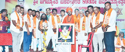  ಕಮಲಾಪುರದಲ್ಲಿ ಜಗಜ್ಯೋತಿ ಬಸವೇಶ್ವರ ಜಯಂತಿ ನಿಮಿತ್ತ ಹಮ್ಮಿಕೊಂಡಿದ್ದ ಧರ್ಮಸಭೆಯನ್ನು ಶ್ರೀ ಶಾಂತವೀರ ದೇವರು ಉದ್ಘಾಟಿಸಿದರು. ಶ್ರೀ ಶರಣ ಶಂಕರಲಿಂಗ ಮಹಾರಾಜ, ಶ್ರೀ ಅಲ್ಲಮಪ್ರಭುಲಿಂಗ ಶಿವಾಚಾರ್ಯ, ಬಸವರಾಜ ಮತ್ತಿಮಡು, ಬಸವರಾಜ ಪಾಟೀಲ್​, ಶಿವಶೆಟ್ಟಿ ಪಾಟೀಲ್​, ಗುರುಪಾದಪ್ಪ ಮಾಟೂರ ಇತರರಿದ್ದರು.