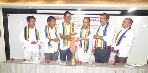 ಕೊಪ್ಪಳದಲ್ಲಿ ನಷ್ಟದಲ್ಲಿರುವ ಸೌಹಾರ್ದ ಸಹಕಾರಿಗಳ ಅಧ್ಯಕ್ಷರು ಹಾಗೂ ಮುಖ್ಯ ಕಾರ್ಯನಿರ್ವಾಹಕರುಗಳ ಒಂದು ದಿನದ ತರಬೇತಿ ಕಾರ್ಯಗಾರವನ್ನು ರಾಜ್ಯ ಸಂಯುಕ್ತ ಸಹಕಾರಿ ಸಂಘದ ನಿರ್ದೇಶಕ ಜಿ. ಶ್ರೀಧರ್​ ಕೆಸರಟ್ಟಿ ಉದ್ಘಾಟಿಸಿದರು. ಪ್ರಮೂಖರಾದ ಶಂಕರಗೌಡ ಹಿರೇಗೌಡ್ರು, ಕುಮಾರಪ್ಪ ಸಿಂಗನಾಳ, ಸುನಿಲ್​ ಪತ್ತಾರ್​, ಸೂರ್ಯಕಾಂತ್​ ರಾಕಲೆ, ಓಂಕಾರ ಇದ್ದರು.