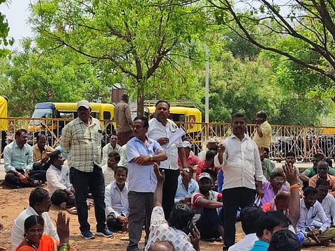 ಕೊಪ್ಪಳದಲ್ಲಿ ಗ್ರಾಂಪಂ ನೌಕರರು ವಿವಿಧ ಬೇಡಿಕೆಗಳನ್ನು ಈಡೇರಿಸುವಂತೆ ಒತ್ತಾಯಿಸಿ ಗ್ರಾಂಪಂ ನೌಕರರಿಂದ ಪ್ರತಿಭಟನೆ ನಡೆಸಲಾಯಿತು. ಗ್ರಾಂಪಂ ನೌಕರರ ಸಂಘದ ಜಿಲ್ಲಾ ಅಧ್ಯಕ್ಷ ಎಂ.ಬಿ. ನಾಡಗೌಡ್ರು, ಕಾರ್ಯದರ್ಶಿ ರಾಜು, ಪ್ರಮುಖರಾದ ಚಂದ್ರಶೇಖರ ಪಾಟೀಲ್​, ಚಂದನಗೌಡ, ಮೋಹನ್​, ರವೀಂದ್ರ ಜೋಶಿ , ಆಂಜಿನೇಯ, ಪ್ರಕಾಶ್​ ಇದ್ದರು.