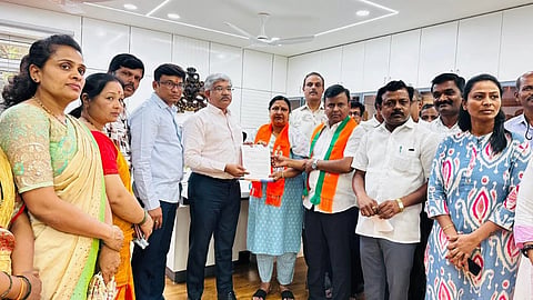 ಲವ್​ ಜಿಹಾದ್​ ಹೆಸರಿನಲ್ಲಿ ಮಹಿಳೆಯರ ಮೇಲಿನ ದೌರ್ಜನ್ಯ ತಡೆಯುವಂತೆ ಒತ್ತಾಯಿಸಿ ಬಿಜೆಪಿ ಕಾರ್ಯಕರ್ತರು ಗುರುವಾರ ಕೊಪ್ಪಳದಲ್ಲಿ ಎಸ್ಪಿ ಡಾ.ರಾಮ್​ ಎಲ್​.ಅರಸಿದ್ದಿಗೆ ಮನವಿ ಸಲ್ಲಿಸಿದರು. ವಿಪ ಸದಸ್ಯೆ ಹೇಮಲತಾ ನಾಯಕ, ಬಿಜೆಪಿ ಜಿಲ್ಲಾಧ್ಯಕ್ಷ ನವೀನ್​ ಗುಳಗಣ್ಣವರ, ರಾಜ್ಯ ಕಾರ್ಯಕಾರಣಿ ಸದಸ್ಯ ಡಾ.ಬಸವರಾಜ ಕ್ಯಾವಟರ, ಸುನಿಲ್​ ಹೆಸರೂರು, ಕೀರ್ತಿ ಪಾಟೀಲ್​ ಇತರರಿದ್ದರು. 