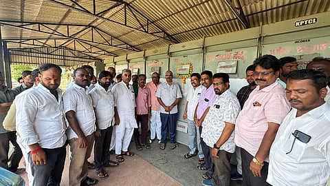 ಅಫಜಲಪುರದ ಜೆಸ್ಕಾಂ ಕೇಂದ್ರದಲ್ಲಿ 3 ಫೀಡರ್​ಗಳನ್ನು ಕೆಕೆಆರ್​ಟಿಸಿ ಅಧ್ಯ ಅರುಣಕುಮಾರ ಪಾಟೀಲ್​ ಲೋಕಾರ್ಪಣೆಗೊಳಿಸಿದರು. ಶಿವಾನಂದ ಗಾಡಿಸಾಹುಕಾರ, ರಮೇಶ ಪೂಜಾರಿ, ಸಂಜೀವಕುಮಾರ ನಿಂಬಾಳ, ಶ್ರೀಮಂತ ಬಿರಾದಾರ ಇದ್ದರು.