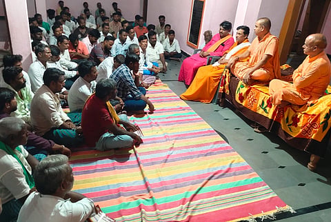 ಶಹಾಪುರದಲ್ಲಿ 18ರಂದು ನಡೆಯುವ ಬಸವಾದಿ ಶರಣರ ಬೃಹತ್​ ಹಿಂದೂ ಸಮಾವೇಶಕ್ಕೆ ತೆರಳುವುದಕ್ಕಾಗಿ ದೋರನಹಳ್ಳಿಯ ಶಾಂಭವಿ ಮಾತಾ ಚಿಕ್ಕಮಠದಲ್ಲಿ ಕರೆದಿದ್ದ ಸಭೆಯಲ್ಲಿ ಪೀಠಾಧಿಪತಿ ಶಿವಲಿಂಗರಾಜೇಂದ್ರ ಶಿವಾಚಾರ್ಯರು ಮಾತನಾಡಿದರು. ಸೂಗೂರೇಶ್ವರ ಶಿವಾಚಾರ್ಯ, ಸಿದ್ದೇಶ್ವರ ಶಿವಾಚಾರ್ಯ, ಶೇಖಯ್ಯ ದೇವರು ಇಟಗಿ ಇದ್ದರು.