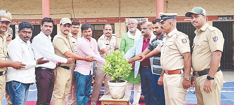 ಕೊಪ್ಪಳ ಜಿಲ್ಲಾ ಕಾರಾಗೃಹದಲ್ಲಿ ಶುಕ್ರವಾರ ಆಯೋಜಿಸಿದ್ದ ವಿಶೇಷ ಸಂವಾದ ಕಾರ್ಯಕ್ರಮವನ್ನು ನ್ಯಾ. ಮಹಾಂತೇಶ್ ಎಸ್.ದರಗದ ಉದ್ಘಾಟಿಸಿದರು. ಕೇಂದ್ರ ಸಾಹಿತ್ಯ ಅಕಾಡೆಮಿ ಪ್ರಶಸ್ತಿ ಪುರಸ್ಕೃತ ನಾಡೋಜ ಡಾ. ಕುಂಬಾರ ವೀರಭದ್ರಪ್ಪ, ಕಾರಾಗೃಹ ಅಧೀಕ್ಷಕ ಅಂಬರೀಷ್ ಎಸ್.ಪೂಜಾರಿ, ಸಹಾಯಕ ಜೈಲರ್ ಎಫ್.ಜಿ. ಬಾರಿಕೇರ್ ಇದ್ದರು.
