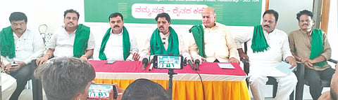 ಕಲಬುರಗಿಯಲ್ಲಿ ಹಮ್ಮಿಕೊಂಡಿರುವ ರಾಷ್ಟ್ರೀಯ ರೈತ ಸಮಾವೇಶ ಕುರಿತ ಪೂರ್ವಭಾವಿ ಸಭೆಯಲ್ಲಿ ಮಾಜಿ ಸಚಿವ ಮಾಲೀಕಯ್ಯ ಗುತ್ತೇದಾರ್​ ಮಾತನಾಡಿದರು. ಬಸವರಾಜ ದೇಶಮುಖ, ಶಿವಕಾಂತ ಮಹಾಜನ್​, ಅಶೋಕ ಗುತ್ತೇದಾರ್​, ದಯಾನಂದ ಪಾಟೀಲ್​ ಇತರರಿದ್ದರು.
