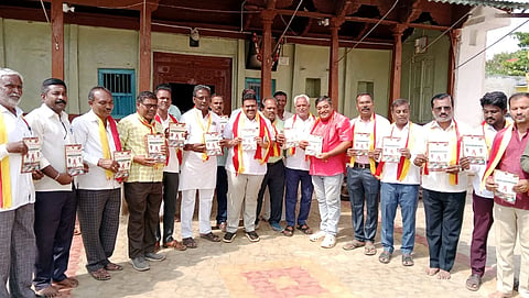 ಕುಷ್ಟಗಿ ತಾಲೂಕಿನ ಕೊರಡಕೇರಾ ಗ್ರಾಮದಲ್ಲಿ ಗುರುವಾರ ಶಾಸಕ ದೊಡ್ಡನಗೌಡ ಪಾಟೀಲ್​ 14ನೇ ಜಿಲ್ಲಾ ಸಾಹಿತ್ಯ ಸಮ್ಮೇಳನ ಆಮಂತ್ರಣ ಪತ್ರಿಕೆ ಬಿಡುಗಡೆಗೊಳಿಸಿದರು. ಕಸಾಪ ಜಿಲ್ಲಾಧ್ಯಕ್ಷ ಶರಣೇಗೌಡ ಪಾಟೀಲ್​, ತಾಲೂಕು ಅಧ್ಯಕ್ಷ ಲಂಕೇಶ ವಾಲಿಕಾರ, ಪ್ರಮುಖರಾದ ರವೀಂದ್ರ ಬಾಕಳೆ, ಚಂದಪ್ಪ ಹಕ್ಕಿ, ಶರಣಪ್ಪ ಲೈನದ, ಎಸ್​.ಜಿ.ಕಡೆಮನಿ, ದೇವಣ್ಣ ಬಳಿಗಾರ ಇದ್ದರು. 
