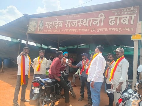 ಕುಷ್ಟಗಿ ತಾಲೂಕಿನ ಎನ್​ಎಚ್​ನಲ್ಲಿನ ಢಾಬಾವೊಂದರಲ್ಲಿ ಕನ್ನಡ ನಾಮಲಕ ಅಳವಡಿಕೆಗೆ ಕರವೇ ತಾಲೂಕು ಪದಾಧಿಕಾರಿಗಳು ಅರಿವು ಮೂಡಿಸಿದರು.  ತಾಲೂಕು ಅಧ್ಯಕ್ಷ ಪ್ರಕಾಶ ಮನ್ನೇರಾಳ, ಕಾರ್ಯಕರ್ತರಾದ ಶರಣಬಸವ ಕಂದಕೂರ, ಮಲ್ಲಿಕಾರ್ಜುನ ಬಡಿಗೇರ, ಜಾವೇದ್​ ಕಾಟೇವಾಡಿ ಇದ್ದರು. 