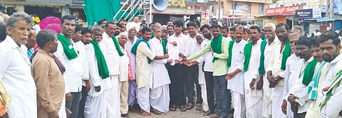 ಯಾದಗಿರಿ ಜಿಲ್ಲೆಯನ್ನು ಬರಪೀಡಿತ ಜಿಲ್ಲೆ ಎಂದು ಘೋಷಣೆ ಮಾಡಬೇಕು ಎಂದು ಆಗ್ರಹಿಸಿ ಸುಪುರದಲ್ಲಿ ರಾಜ್ಯ ರೈತ ಸಂಘ-ಹಸಿರು ಸೇನೆ ತಾಲೂಕು ಘಟಕದ ಪದಾಽಕಾರಿಗಳು ಪ್ರತಿಭಟನೆ ನಡೆಸಿ, ತಹಸೀಲ್ದಾರ್‌ಗೆ ಮನವಿ ಸಲ್ಲಿಸಿದರು. ಅಯ್ಯಣ್ಣ ಹಾಲಭಾವಿ, ಹಣಮಂತ್ರಾಯ ಚಂದಲಾಪುರ, ತಿಪ್ಪಣ್ಣಾ ಜಂಪಾ, ವೆಂಕಟೇಶ ಕುಪಗಲ್, ತಿರುಪತಿ ಕುಪಗಲ್, ಹನುಮಗೌಡ ನಾರಾಯಣಪುರ, ಮಲ್ಲಣ್ಣ ಹಾಲಭಾವಿ, ಸಾಹೇಬಗೌಡ ಮದಲಿಂಗನಾಳ ಇತರರಿದ್ದರು.