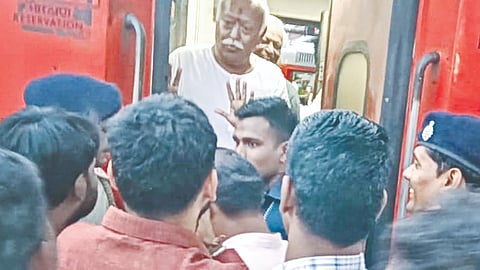 ಕಲಬುರಗಿ ಜಿಲ್ಲೆಯ ವಾಡಿ ರೈಲು ನಿಲ್ದಾಣದಲ್ಲಿ ಜಮಾಗೊಂಡಿದ್ದ ಹಿಂದು ಕಾರ್ಯಕರ್ತರತ್ತ ಕೈ ಬೀಸಿದ ಮೋಹನ ಭಾಗವತ್​.