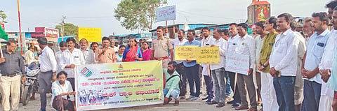 ವಡಗೇರಾದಲ್ಲಿ ಮತದಾರರ ಪಟ್ಟಿ ಪರಿಷ್ಕರಣೆ ಕುರಿತು ಬುಧವಾರ ಪಟ್ಟಣದಲ್ಲಿ ಬೈಕ್ ರ‍್ಯಾಲಿ ನಡೆಸುವ ಮೂಲಕ ಜಾಗೃತಿ ಮೂಡಿಸಲಾಯಿತು. ತಾಪಂ ಇಒ  ಶಶಿಧರ ಹಿರೇಮಠ, ತಹಸೀಲ್ದಾರ್ ಮಂಗಳಾ, ಕಿರಣಬಾಬು, ಮಹೆಬೂಬ್ ಅಲಿ, ಶರಣಬಸವ, ಸಿದ್ದವೀರಪ್ಪ, ಬಿ.ಆರ್.ಪಾಟೀಲ್, ಟಿ.ಸಿ.ರವೀಂದ್ರ ದೇಸಾಯಿ, ದುರ್ಗೇಶ್ ಇತರರಿದ್ದರು.