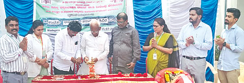 ವಡಗೇರಾದಲ್ಲಿ ಹಮ್ಮಿಕೊಂಡ ಉಚಿತ ಕಣ್ಣಿನ ತಪಾಸಣೆ ಶಿಬಿರವನ್ನು ಹಾಲು ಒಕ್ಕೂಟದ ಮಾಜಿ ಅಧ್ಯಕ್ಷ ಸಿದ್ದಣ್ಣಗೌಡ ಕಾಡಂನೋರ್  ಉದ್ಘಾಟಿಸಿದರು. ಯೋಜನಾಽಕಾರಿ ಶೋಭಾ ಹೋಲಿ, ಡಾ.ಕೆ.ಸಿದ್ದರಾಜು, ಡಾ.ಶ್ರೀವಿದ್ಯಾ, ಬಸವರಾಜ ಸಾಹುಕಾರ ಸೊನ್ನದ, ಶಿವಕುಮಾರ ಕೊಂಕಲ್ ಇತರರಿದ್ದರು.