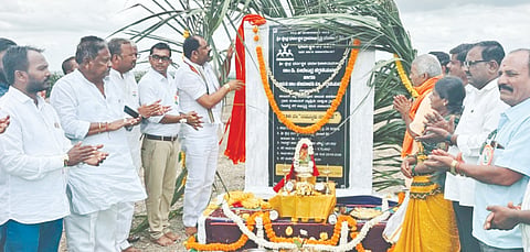 ಕಮಲಾಪುರ ತಾಲೂಕಿನ ಯಕ್ಕಂಚಿ ಕ್ರಾಸ್​ ಬಳಿ ಶ್ರೀಕ್ಷೇತ್ರ ಧರ್ಮಸ್ಥಳ ಸಂಸ್ಥೆಯಿಂದ ಹಮ್ಮಿಕೊಂಡ ಕೆರೆ ಹಸ್ತಾಂತರ ಕಾರ್ಯಕ್ರಮದ ನಾಮಫಲಕವನ್ನು ಶಾಸಕ ಬಸವರಾಜ ಮತ್ತಿಮಡು ಅನಾವರಣಗೊಳಿಸಿದರು. ಗಣಪತಿ ಮಾಳಂಜಿ, ಸಿದ್ದಣ್ಣಗೌಡ ಪಾಟೀಲ್​, ಬಸವರಾಜ ಕುಮ್ಮಣಿ, ಗಿರೀಶ ಮಾಲಿಪಾಟೀಲ್​, ಅಭಿಜಿತ್​ ಗಾಯಕವಾಡ ಇತರರಿದ್ದರು.