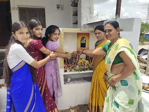 ತಾಲೂಕಿನ ಹಿರೇಸಿಂದೋಗಿಯಲ್ಲಿ ಮಹಿಳೆಯರು ನಾಗದೇವರಿಗೆ ನಾಗರ ಪಂಚಮಿ ನಿಮಿತ್ತ ಹಾಲೆರೇದರು.
