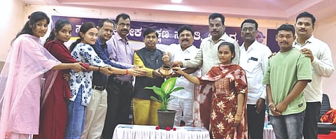 ಆಳಂದನಲ್ಲಿ ಹಮ್ಮಿಕೊಂಡಿದ್ದ ಸ್ಪರ್ಧಾತ್ಮಕ ಪರೀೆಗಳ ಉಚಿತ ತರಬೇತಿ ಶಿಬಿರವನ್ನು ವಿಜಯಪುರ ಚಾಣಕ್ಯ ಕರಿಯರ್​ ಅಕಾಡೆಮಿಯ ಎನ್​.ಎಂ.ಬಿರಾದಾರ ಸಸಿಗೆ ನೀರುಣಿಸುವ ಮೂಲಕ ಉದ್ಘಾಟಿಸಿದರು. ಆರ್​.ಕೆ.ಪಾಟೀಲ್​, ಗೋವರ್ಧನ ಇತರರಿದ್ದರು.