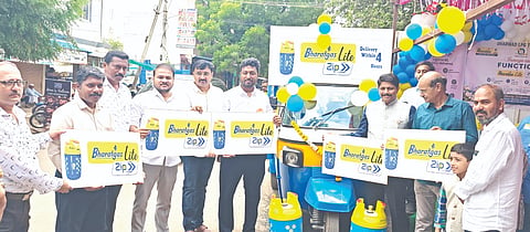 ಕಲಬುರಗಿಯಲ್ಲಿ ಭಾರತ ಗ್ಯಾಸ್​ ಲೈಟ್​ ಜಿಪ್​ ನೂತನ ಅಡುಗೆ ಅನಿಲ ಸಿಲಿಂಡರ್​ ಅನ್ನು ಕಾನೂನು ಮಾಪನಶಾಸ್ತ್ರ ಇಲಾಖೆ ವಿಭಾಗದ ಉಪ ನಿಯಂತ್ರಕ ರಫೀಕ್​ ಲಾಡಜಿ ಮಾರುಕಟ್ಟೆಗೆ ಬಿಡುಗಡೆ ಮಾಡಿದರು. ನಿರ್ಮಲಕುಮಾರ ಗೌತಮ, ಬಾಪುಗೌಡ ಪಾಟೀಲ್​, ಕಾರ್ತಿಕೇಯನ್​, ಬಾಬುರಾವ ಯಡ್ರಾಮಿ, ಆನಂದ ಕೆ.ಮೆಹತಾ, ಚಿತ್ತರಂಜನ್​ ಪಾಟೀಲ್​, ಚಂದ್ರರ್ಕಿತಿ ಸಂಗಾವಿ ಇತರರಿದ್ದರು.