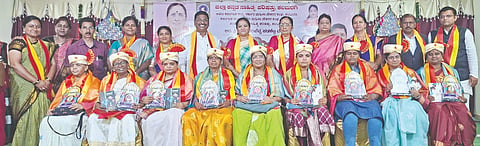 ಕಲಬುರಗಿಯಲ್ಲಿ ಏರ್ಪಡಿಸಿದ್ದ ಕಾವ್ಯ ಮಹಿಳಾ ಸಮ್ಮೇಳನದಲ್ಲಿ ಸಾಧಕಿಯರಿಗೆ ವಾತ್ಸಲ್ಯಕಾವ್ಯ ಪುರಸ್ಕಾರ ಪ್ರದಾನ ಮಾಡಲಾಯಿತು. ಡಾ.ಶಕುಂತಲಾ ಪಾಟೀಲ್​, ಡಾ.ಜಯಶ್ರೀ ಜಂಗಮಶೆಟ್ಟಿ, ನಂದಿನಿ, ಡಾ.ಅಮರೇಶ್ವರಿ ಚಿಂಚನಸೂರ, ರೇಣುಕಾ ಡಾಂಗೆ ಇತರರಿದ್ದರು.