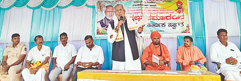 ವಡಗೇರಾ ತಾಲೂಕಿನ ಕೋಡಾಲ ಗ್ರಾಮದ ೫ ಕೋಟಿ ರೂ. ವೆಚ್ಚದ ಕಿರು ಸೇತುವೆಗೆ ಭಾನುವಾರ ಶಾಸಕ ಚನ್ನಾರಡ್ಡಿ ಪಾಟೀಲ್ ತುನ್ನೂರ ಅಡಿಗಲ್ಲು ನೆರವೇರಿಸಿ ಮಾತನಾಡಿದರು. ಬಸ್ಸುಗೌಡ ಬಿಳ್ಹಾರ, ಶ್ರೀ ಸಿದ್ಧಲಿಂಗ ಸ್ವಾಮೀಜಿ, ಮರಿಯಪ್ಪ ವರ್ಚನಳ್ಳಿ, ಮರೆಪ್ಪ ಬಿಳ್ಹಾರ, ಲಚಮರಡ್ಡಿ, ಸೂಗೂರೆಡ್ಡಿ ಪಾಟೀಲ್, ಶರಣಗೌಡ ಮದರಕಲ್, ಗುರುನಾಥರಡ್ಡಿ ಕದರಾಪುರ, ಬಾಬುಗೌಡ ಮಾಚನೂರ, ಸಿದ್ದಲಿಂಗಪ್ಪಗೌಡ ಮಾಡಿಗೇರಿ ಇತರರಿದ್ದರು.