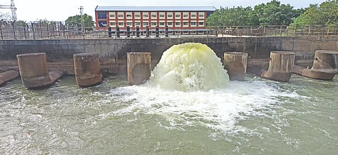 ಆಲಮಟ್ಟಿಯ ಎಡದಂಡೆ ಕಾಲುವೆ ಮುಖಾಂತರ ಕಾಲುವೆಗೆ ನೀರು ಬಿಡುತ್ತಿರುವುದು.