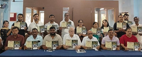 ಅಂಕೋಲಾ ಹಿಚ್ಕಡ ಸೇವಾ ಸಹಕಾರಿ ಸಂಘದ ಶತಮಾನೋತ್ಸವ ಅಂಗವಾಗಿ ಗುರುವಾರ ಆಮಂತ್ರಣ ಪತ್ರಿಕೆ ಬಿಡುಗಡೆಗೊಳಿಸಿದರು. ರಾಘವೇಂದ್ರ ನಾಯಕ, ರಮಾನಂದ ನಾಯಕ ಇತರರಿದ್ದರು.