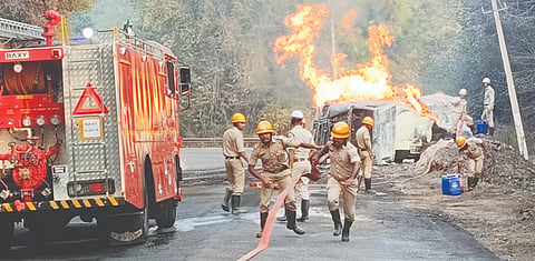 ಅಂಕೋಲಾದ ಬೊಗ್ರಿಬೈಲ್ ಕಂಚಿನಬಾಗಿಲ ಬಳಿ ಗುರುವಾರ ಎಥೆನಾಲ್ ತುಂಬಿದ್ದ ಟ್ಯಾಂಕರ್‌ಗೆ ತಗುಲಿದ್ದ ಬೆಂಕಿಯನ್ನು ಅಗ್ನಿಶಾಮಕ ದಳದವರು ನಂದಿಸಿದರು.  