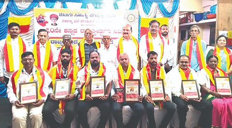 ಅಥಣಿಯಲ್ಲಿ ಹಮ್ಮಿಕೊಂಡಿದ್ದ ರಾಜ್ಯಮಟ್ಟದ ಕವಿಗೋಷ್ಠಿ ಕಾರ್ಯಕ್ರಮದಲ್ಲಿ ಕನ್ನಡ ಸೇವಾರ್ಥಿಗಳನ್ನು ಸನ್ಮಾನಿಸಲಾಯಿತು. ಅಪ್ಪಾಸಾಹೇಬ ಅಲಿಬಾದಿ, ಡಾ.ಜೆ.ಪಿ.ದೊಡಮನಿ ಇತರರಿದ್ದರು. 