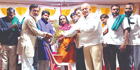 ಕೊಕಟನೂರ ಗ್ರಾಮದಲ್ಲಿ ಹಮ್ಮಿಕೊಂಡಿದ್ದ ಸಮಾರಂಭವನ್ನು ಶಶಿಕಾಂತ ಪಡಸಲಗಿ ಗುರೂಜಿ ಉದ್ಘಾಟಿಸಿದರು. ಸಿದ್ದಪ್ಪ ಮುದಕಣ್ಣವರ, ರಾಜಕುಮಾರ ಜಂಬಗಿ, ಮುಬಾರಕ್ ತಾಂಬೋಳಿ, ದಶರಥ ನಾಯಿಕ, ಬಾಬು ಜತ್ತಿ, ಗುರು ಮದನ್ನವರ, ಜಯಪಾಲ ಪಾಲಬಾವಿ ಇತರರಿದ್ದರು.
