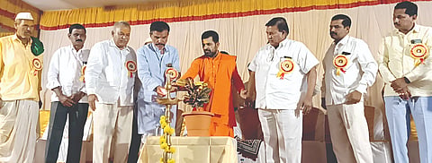 ಸುಟ್ಟಟ್ಟಿ ಗ್ರಾಮದಲ್ಲಿ ಕರಿಸಿದ್ಧೇಶ್ವರ ಭಂಡಾರ ಜಾತ್ರಾ ಮಹೋತ್ಸವ ಅಂಗವಾಗಿ ಹಮ್ಮಿಕೊಂಡಿದ್ದ ಧರ್ಮಸಭೆಯನ್ನು ಸಿದ್ಧಯೋಗಿ ಅಮರೇಶ್ವರ ಮಹಾರಾಜರು ಉದ್ಘಾಟಿಸಿದರು. ಸಿದ್ದಪ್ಪ ಮುದಕಣ್ಣವರ, ಸದಾಶಿವ ಬುಟಾಳಿ, ಅಪ್ಪಾಸಾಬ ಅವತಾಡೆ, ಅಣ್ಣಾಸಾಬ ಚವ್ಹಾಣ ಇತರರಿದ್ದರು.