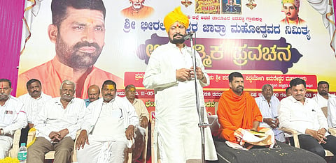 ಅಡಹಳ್ಳಿ ಬೀರಲಿಂಗೇಶ್ವರ ಜಾತ್ರಾ ಮಹೋತ್ಸವದ ಸಮಾರೋಪ ಸಮಾರಂಭದಲ್ಲಿ ಶಾಸಕ ಲಕ್ಷ್ಮಣ ಸವದಿ ಮಾತನಾಡಿದರು. ಅಮರೇಶ್ವರ ಮಹಾರಾಜರು, ಶಿವು ಗುಡ್ಡಾಪುರ, ಘಟಿವಾಳಪ್ಪ ಗುಡ್ಡಾಪುರ, ಮಹಾದೇವ ಹಿಪ್ಪರಗಿ, ಪರಸಪ್ಪ ಅಥಣಿ ಇತರರಿದ್ದರು.