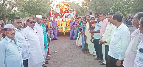 ಆಳಂದ ತಾಲೂಕಿನ ಯಳಸಂಗಿಯಲ್ಲಿ ಅಧಿಕ ಮಾಸ ಅನುಷ್ಠಾನ ಮಂಗಲ ನಿಮಿತ್ತ ಶ್ರೀ ಪರಮಾನಂದ ಸ್ವಾಮೀಜಿ ಅವರನ್ನು ಮೆರವಣಿಗೆ ಮೂಲಕ ಸಿದ್ಧಾರೂಡ ಮಠಕ್ಕೆ ಕರೆತರಲಾಯಿತು. ಪ್ರಬುದ್ಧ ಪಾಟೀಲ, ಭೀಮಣ್ಣ ಶಿವಪುರೆ, ಸೂರ್ಯಕಾಂತ ಯಲ್ದೆ, ಗುರುನಾಥ ಶಿವಪುರೆ, ಬಾಬುರಾವ ಯಲ್ದೆ ಇತರರಿದ್ದರು. 