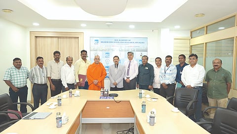 ನಗರದ ಕಾಹೆರ್ ಕಚೇರಿಯಲ್ಲಿ ಒಪ್ಪಂದ ಪತ್ರಕ್ಕೆ ಸಹಿ ಹಾಕಲಾಯಿತು. ಡಾ.ವಿಶ್ವನಾಥ ಪಟ್ಟಣಶೆಟ್ಟಿ, ನಿಜಲಿಂಗೇಶ್ವರ ಸ್ವಾಮೀಜಿ, ಡಾ.ಸಂದೀಪ ಶ್ರೀವಾಸ್ತವ, ವಿ.ಎಂ.ನಿಶಾನದಾರ್, ಜಗದೀಶ ಮಲ್ಲಾಪುರ, ಪಿ.ಸಿ.ಯಾದವ, ಡಾ.ರಮೇಶ ದೊಡಬಂಗಿ ಇತರರಿದ್ದರು.